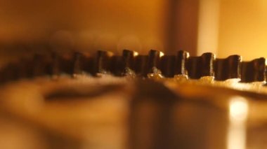 Eski bir antika saatin iç mekanizması.