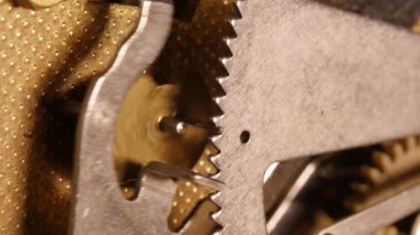 Eski bir antika saatin iç mekanizması.