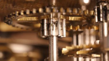 Eski bir antika saatin iç mekanizması.