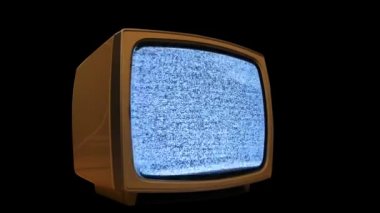 Eski televizyon ahşap masada gürültü yapıyor.