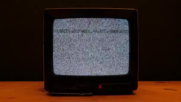 木制桌子上屏幕上有噪音的旧电视机 — 图库视频影像