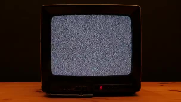 Televisión Antigua Con Ruido Pantalla Sobre Mesa Madera — Vídeo de stock
