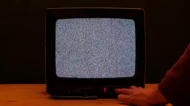 Alter Fernseher Mit Geräusch Auf Dem Bildschirm Auf Holztisch — Stockvideo