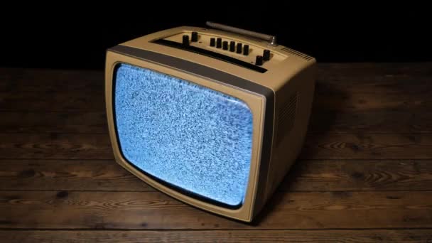 Vecchio Televisore Con Rumore Sullo Schermo Sul Tavolo Legno — Video Stock