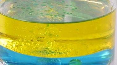 Bilim lav şişesi çeşitli renklerde kabarcıklarla kimyasal reaksiyonlardan geçiyor.