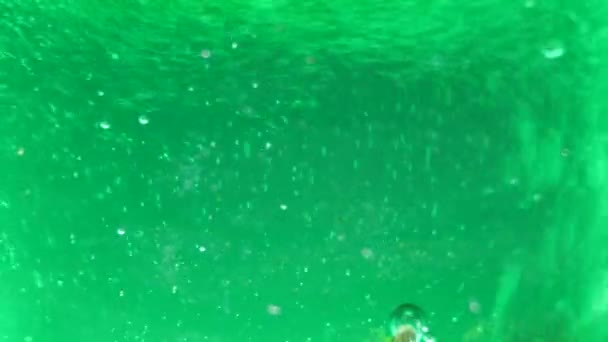 科学熔岩瓶通过具有多种颜色的气泡的化学反应 — 图库视频影像