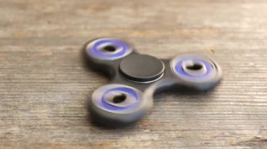 Fidget Spinner kırsal masada dönüyor