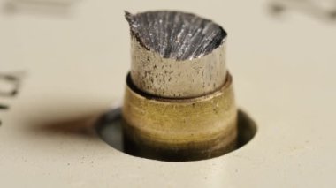 Kırık metal pim döndürme, makro atış