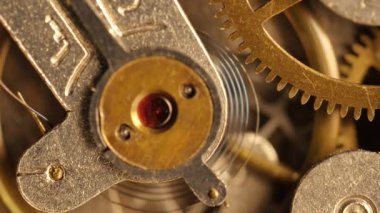 Çarklı endüstriyel dişli mekanizması çalışıyor, makro atış.