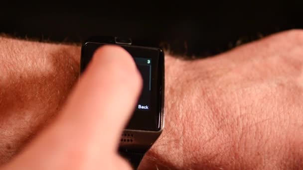 Smartwatch Handgelenk Des Mannes Schwarzer Hintergrund Nahaufnahme — Stockvideo