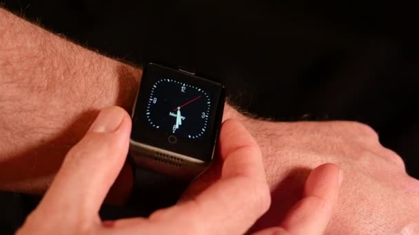 Smartwatch Mannlige Håndledd Svart Bakgrunn Nesten Bilde – stockvideo