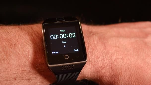 Smartwatch Pulso Masculino Fundo Preto Close Tiro — Vídeo de Stock