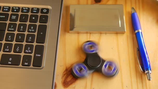 Brinquedo Para Alívio Estresse Fidget Spinner Girando Lado Laptop — Vídeo de Stock