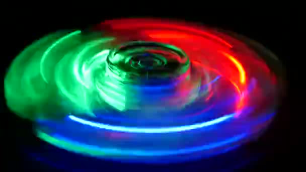 Fidget Spinner Com Luzes Led Azuis Vermelhas Girando Escuro — Vídeo de Stock