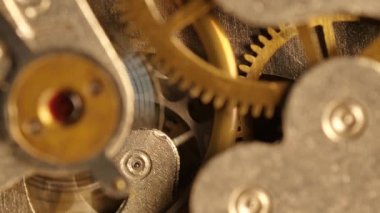Çarklı endüstriyel dişli mekanizması çalışıyor, makro atış.