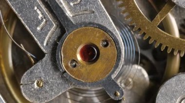 Çarklı endüstriyel dişli mekanizması çalışıyor, makro atış.