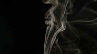 Siyah arkaplanda izole edilmiş soyut girdap dumanı