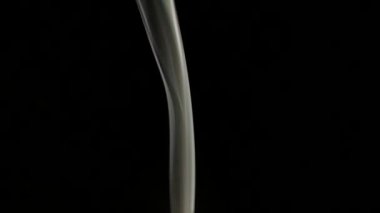 Siyah arkaplanda izole edilmiş soyut girdap dumanı