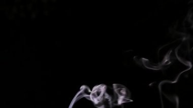 Siyah arkaplanda izole edilmiş soyut girdap dumanı