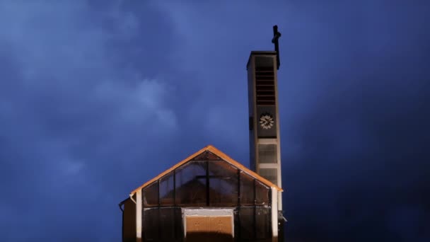 在天空背景下的小型教堂的特写镜头 — 图库视频影像