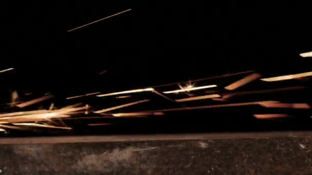 黑色背景的金属研磨机发出明亮的火花 — 图库视频影像