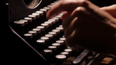 Antika bir retro daktilo ile yazılıyor