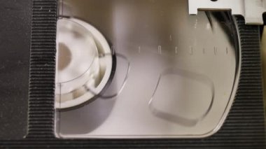 VHS kaydedici açık kayıt cihazında teyp çalıyor
