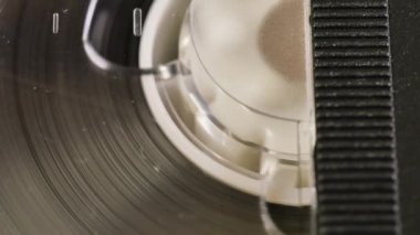 VHS kaydedici açık kayıt cihazında teyp çalıyor