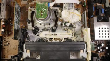 VHS kaydedici açık kayıt cihazında teyp çalıyor