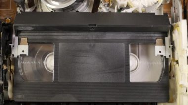 VHS kaydedici açık kayıt cihazında teyp çalıyor
