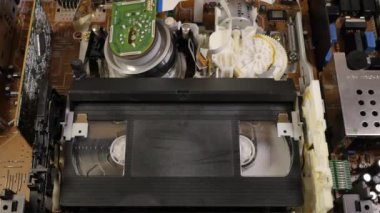 VHS kaydedici açık kayıt cihazında teyp çalıyor
