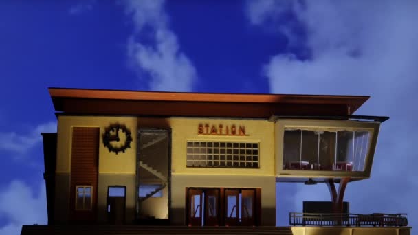 列车运行模型火车站云的时间 — 图库视频影像
