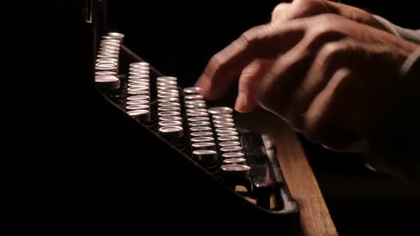 Tippen Auf Einer Alten Retro Schreibmaschine — Stockvideo