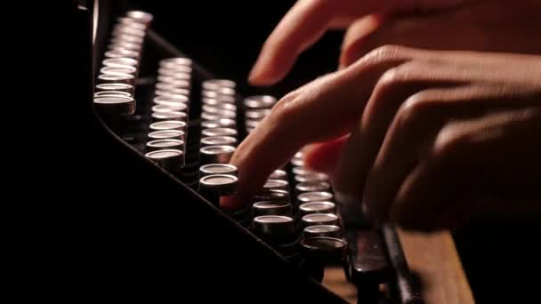 Kirjoittaminen Vintage Retro Kirjoituskoneen — kuvapankkivideo