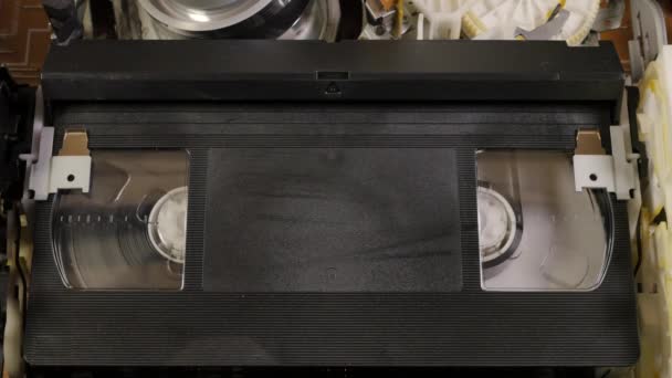 Vhs Recorder Přehrávání Pásky Uvnitř Otevřeného Diktafonu — Stock video