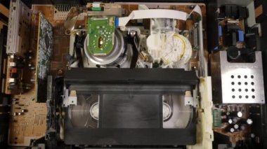 VHS kaydedici açık kayıt cihazında teyp çalıyor