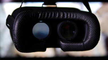 Sanal gerçeklik gözlükleri bulanık VR arkaplan animasyonu ile kapatılıyor