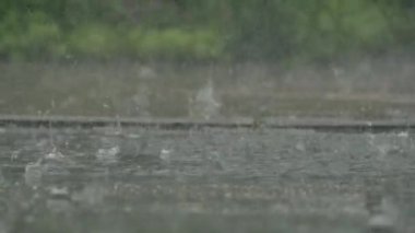 Caddelerde sağanak yağmurun yakın plan görüntüsü