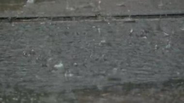 Caddelerde sağanak yağmurun yakın plan görüntüsü