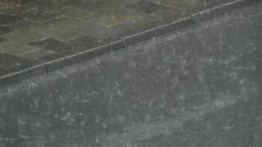 Caddelerde sağanak yağmurun yakın plan görüntüsü