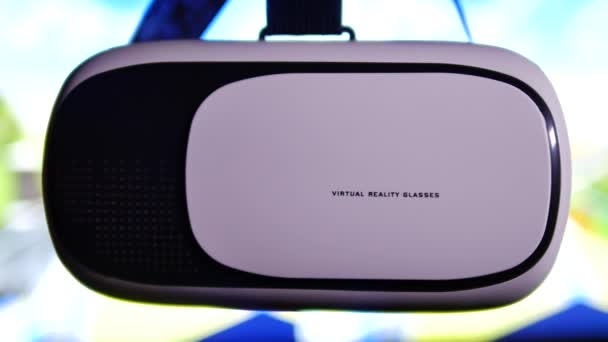 Очки Виртуальной Реальности Закрываются Размытой Коронной Фоновой Анимацией Виртуальной Реальности — стоковое видео