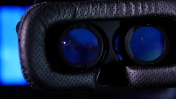 バーチャル リアリティ メガネがぼやけた色鮮やかなVr背景アニメーションで閉じます — ストック動画