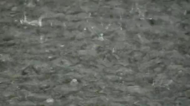 gros plan de fortes pluies dans les rues