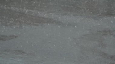 Caddelerde sağanak yağmurun yakın plan görüntüsü