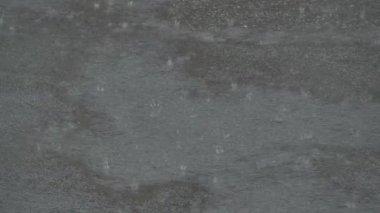 Caddelerde sağanak yağmurun yakın plan görüntüsü