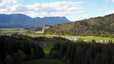 Hollanda 'da çiçek açmış elma ağaçlarıyla dolu bir meyve bahçesi havası 4K' da havadan çekildi