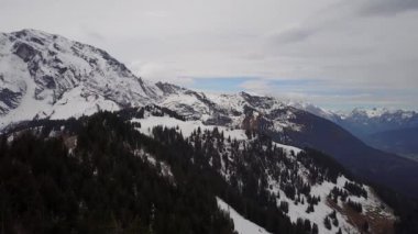 Alp dağlarının manzaralı hava görüntüleri