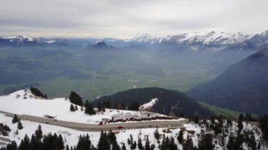 Alp dağlarının manzaralı hava görüntüleri