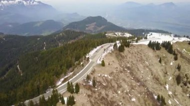 Alp dağlarının manzaralı hava görüntüleri