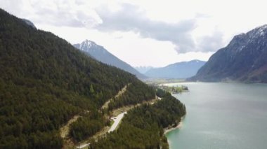 Güzel dağ gölü manzaralı hava görüntüleri